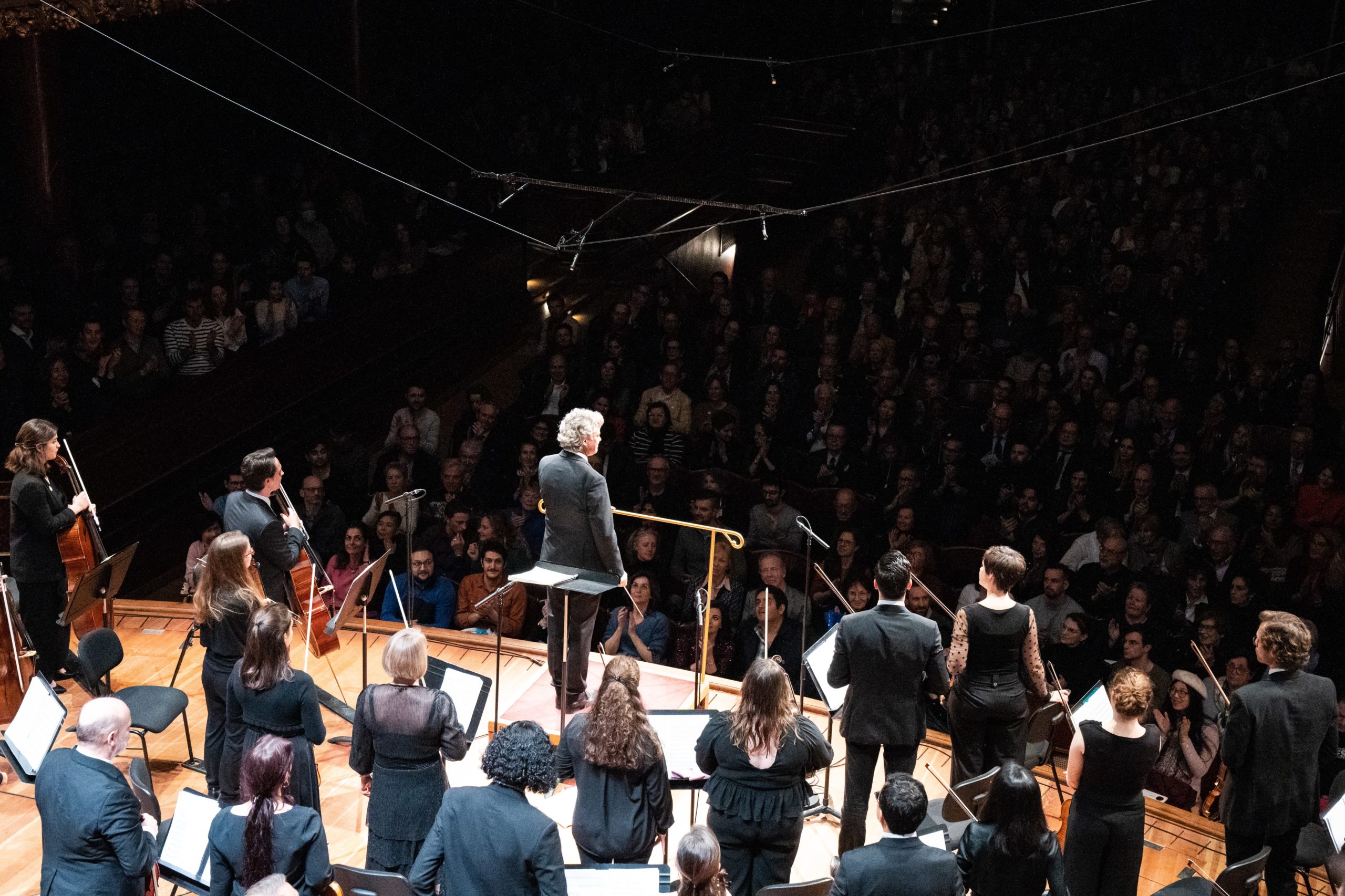 antoine marguier salue devant orchestre chef d'orchestre genève